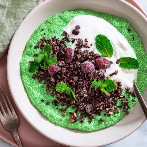 A vibrant, creamy Grinch Green Mint Matcha Chia Pudding with fresh mint and berries, ready to serve.